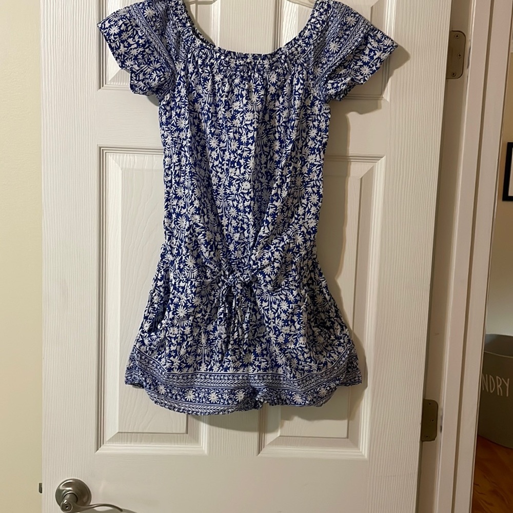 Fun short Romper from Vineyard Vines. Ties at waist. Can off the shoulder